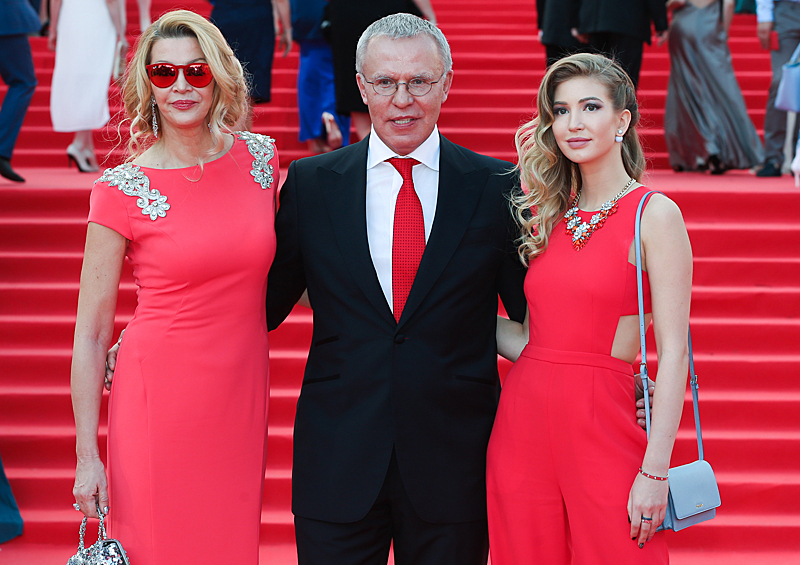 Член Совета Федерации РФ Вячеслав Фетисов с супругой Ладленой (слева) и дочерью Анастасией