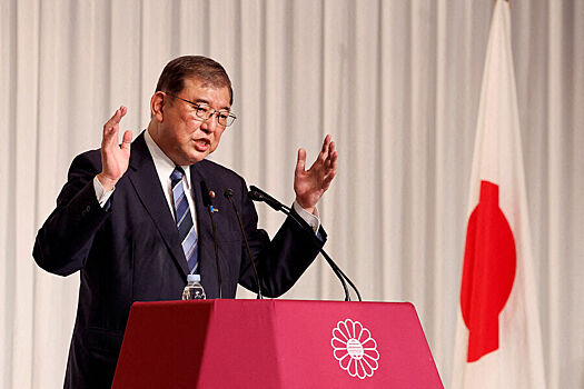 Премьер Японии не стал покидать пост после поражения его партии на выборах