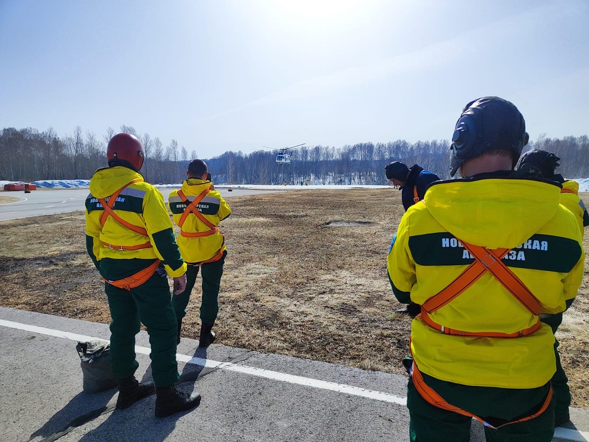 Новосибирские пожарные отработали навыки десантирования с вертолёта