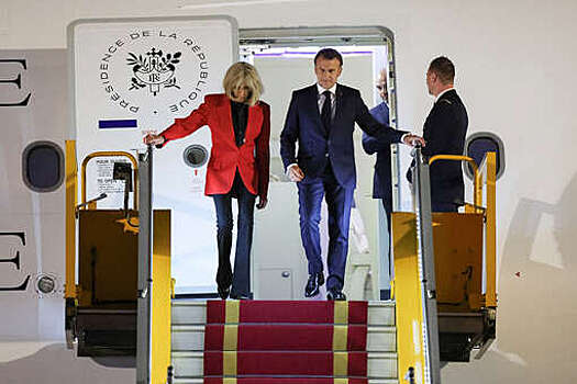 Daily Express: после ссоры в самолете жена Макрона назвала его неудачником