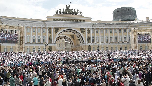 Трёхтысячный хор выступил на Дворцовой площади Петербурга
