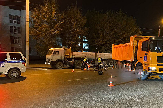 В Тюмени водитель мопеда погиб, влетев в грузовик