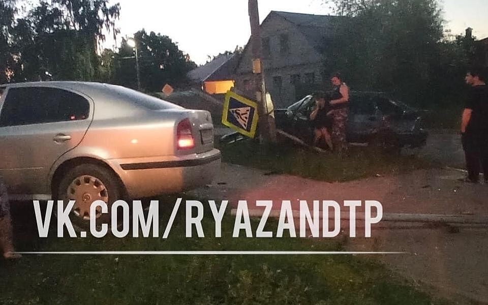 В ДТП с участием ВАЗ-2114 и Skoda Octavia в Рязани пострадали два человека