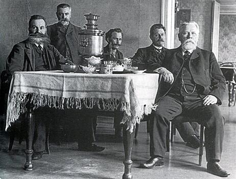 Современные купцы тоже обсуждают вопросы развития бизнеса за чаем