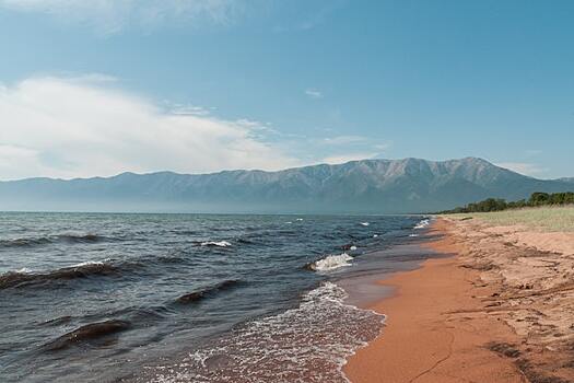 Названы 3 лучших места для пляжного отдыха осенью в РФ