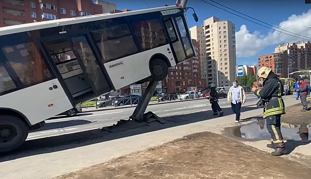 Троих пострадавших в ДТП в Петербурге госпитализировали в тяжелом состоянии