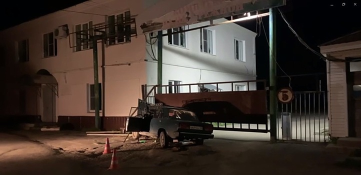 15-летний подросток на отечественной легковушке протаранил ворота в Балахне