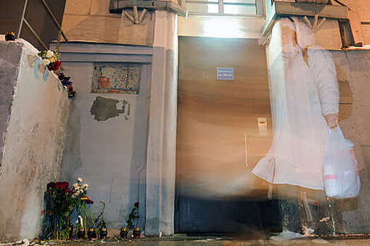 Неизвестные в третий раз сорвали мемориальную доску Политковской в Москве