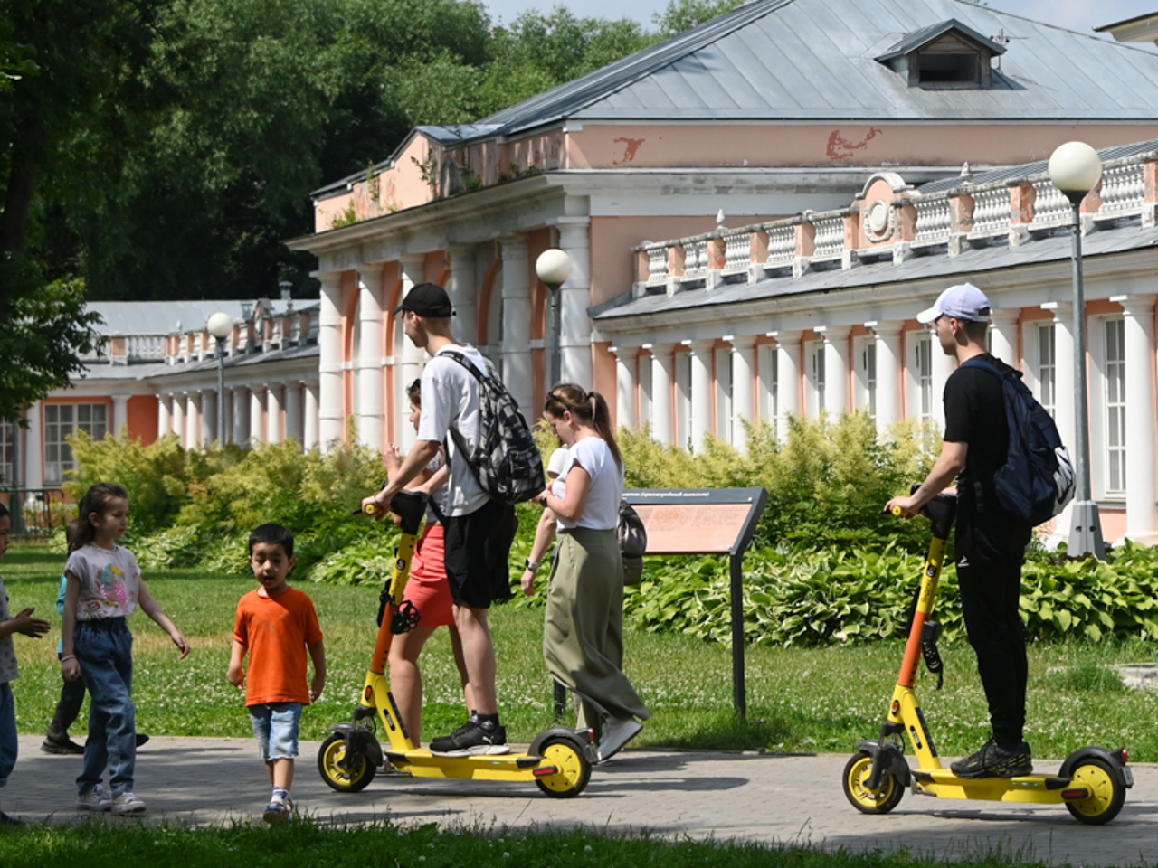 Поколение самокатчиков. Whoosh самокаты. Школа самоката в москве. Самокат школа. Самокат школьный.
