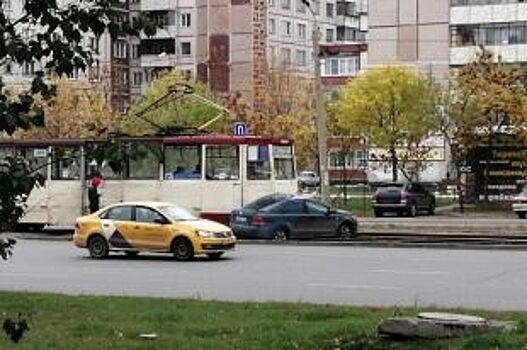 В Челябинске трамвай врезался в легковой автомобиль