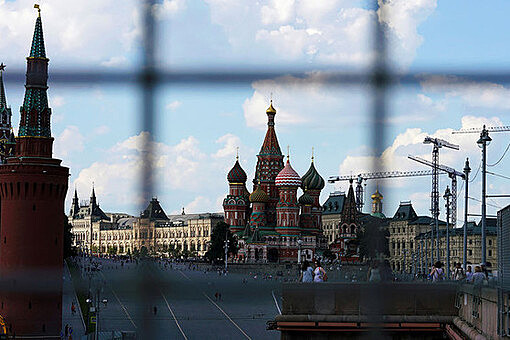 AP: санкции ударили по "экономическому нерву" России