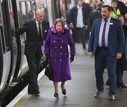 Королева Елизавета проехалась в обычном поезде по пенсионному