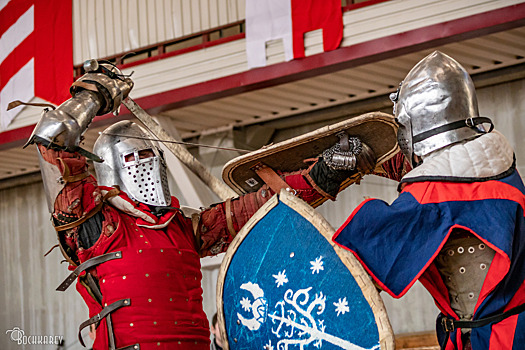 В Екатеринбурге средневековые рыцари выбивали искры мечами, стараясь нанести как можно больше ударов