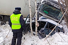 На Урале в ДТП с грузовиком погибли водитель и пассажир легковушки