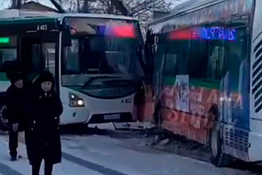 В Казахстане лоб в лоб столкнулись два пассажирских автобуса