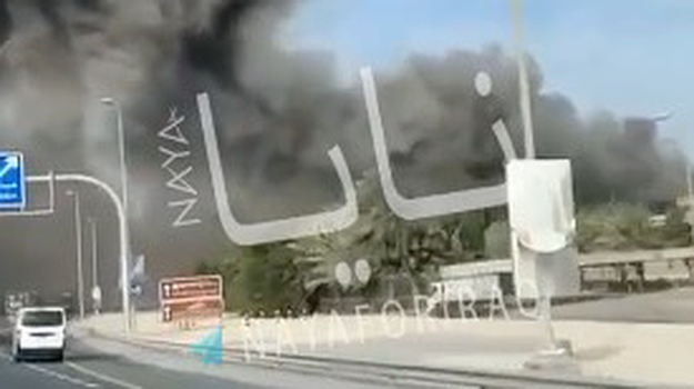 Обломки сбитой иранской ракеты вызвали пожар на иностранном судне в Бахрейне