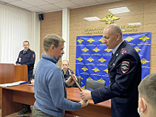 В Пскове транспортные полицейские поблагодарили водителя за оказание помощи петербуржцу, который находился в трудной ситуации на дороге