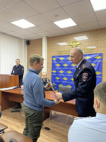 В Пскове транспортные полицейские поблагодарили водителя за оказание помощи петербуржцу, который находился в трудной ситуации на дороге