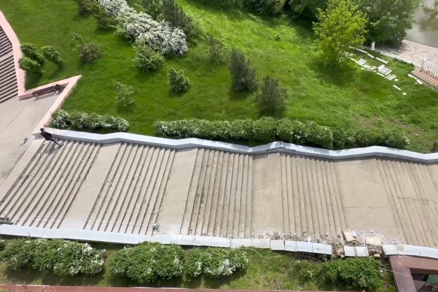В крупнейшем парке Черкесска начали реконструкцию каскадной лестницы