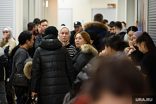 В миграционном управлении Челябинска образовалась давка из посетителей
