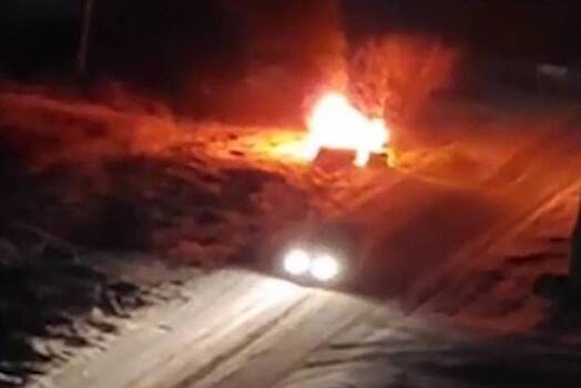 Объятый пламенем взорванный автомобиль в Луганске показали на видео