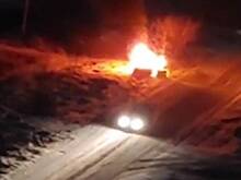 Объятый пламенем взорванный автомобиль в Луганске показали на видео
