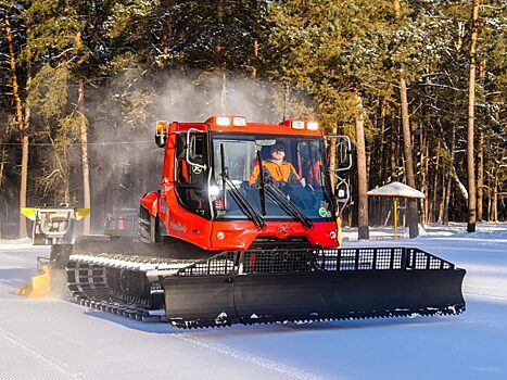 Путин подарил калужским лыжникам снегоуплотнительную машину