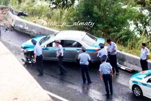 Полицейские попали в ДТП по дороге на "Медео"