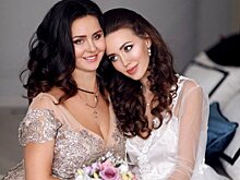 «Как сестры»: мама Анастасии Костенко в купальнике затмила дочь