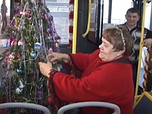 Новогоднюю елку установили в автобусе в Дзержинске