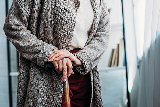 85-летняя пенсионерка решила поехать на СВО, но поскользнулась и разбила голову на вокзале