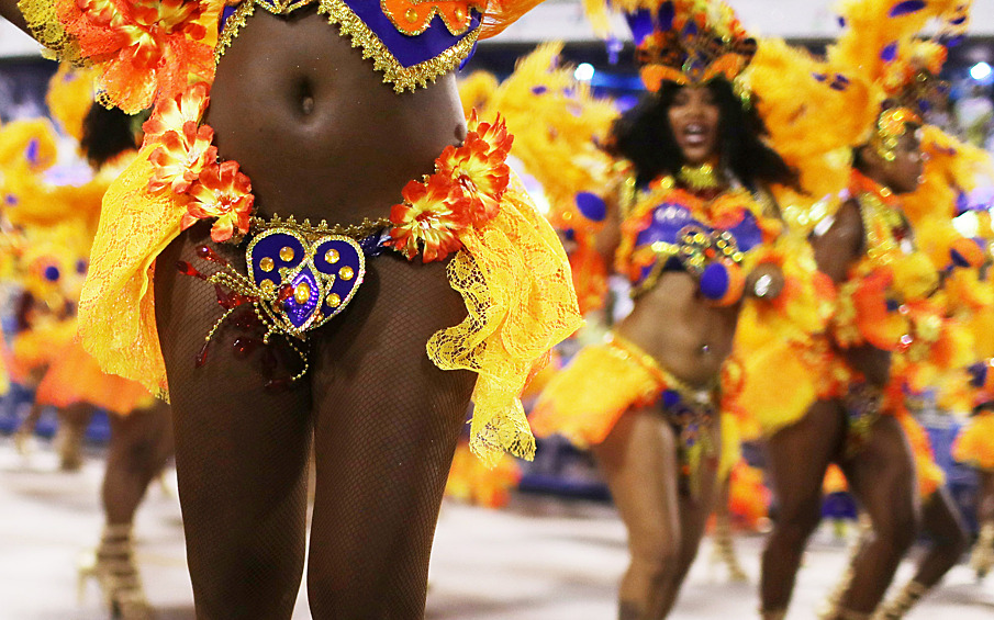 На официальном карнавале полуобнаженные красотки-танцовщицы предстали перед зрителями в откровенных и пестрых нарядах