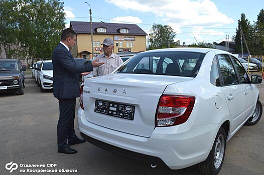 Двум костромичам подарили восемь автомобилей от государства
