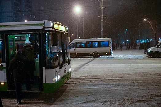 Водитель автобуса «Мострансавто» вернул юной пассажирке забытый телефон
