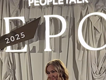 Продюсер Рудковская снялась на премии в золотом платье в пайетках