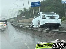 Во Владивостоке Toyota Sai очутился на леерах