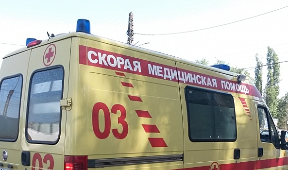 Под Воронежем Chevrolet врезался в грузовик: мужчина погиб, трое детей в больнице