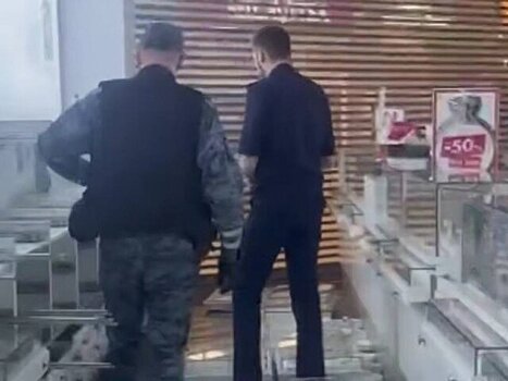 СК начал проверку после падения витрины на посетителей в магазине Петербурга