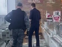 СК начал проверку после падения витрины на посетителей в магазине Петербурга