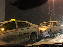 На мосту Саратов-Энгельс попал в аварию автомобиль такси