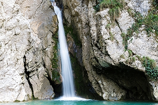 Россиянин сорвался со скалы во время экскурсии в Сочи