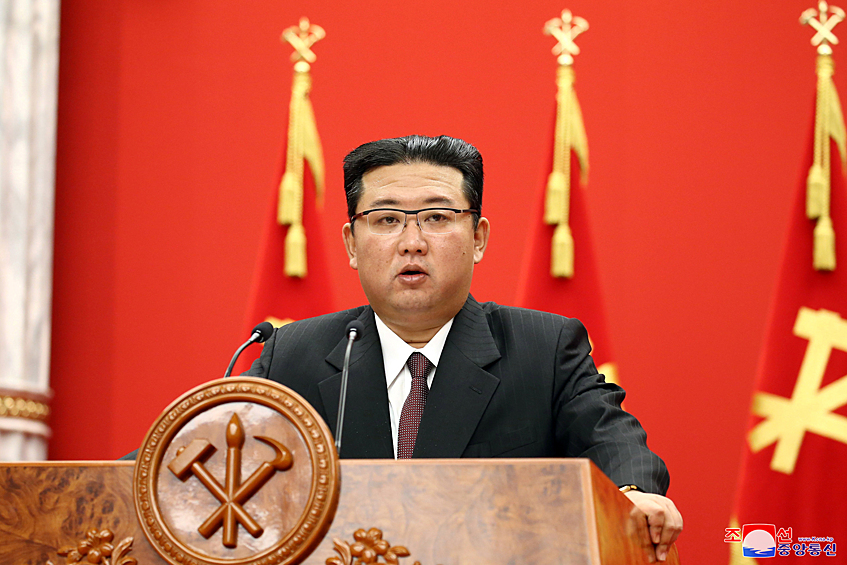Похудевший Ким Чен Ын выступает на мероприятии, посвященном 76-й годовщине основания правящей Рабочей партии Кореи в Пхеньяне, 2021 год