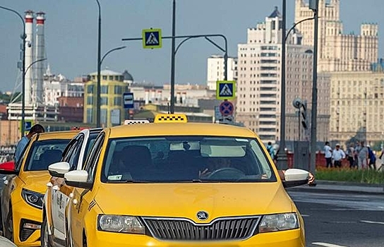 «Известия»: с сентября регионам РФ грозит дефицит таксистов
