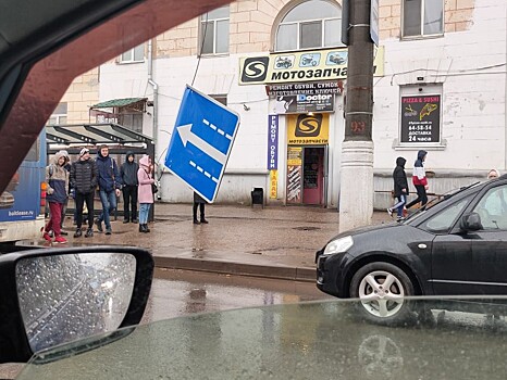 В Твери оборванные ветром дорожные знаки создали проблемы транспорту