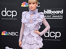 Свифт пришла на Billboard Music Awards в мини с рюшами, Тернер — в цветочном комбезе, а Лонгория — в куцем платье
