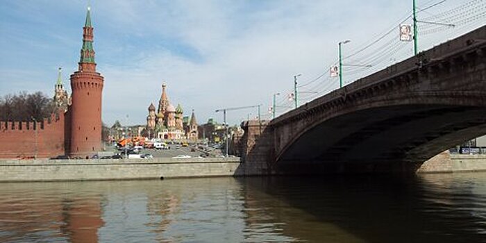 Мужчина упал в воду у Большого Москворецкого моста