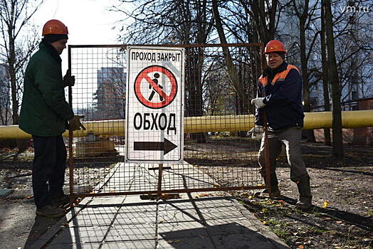 Труба посреди дороги мешает жителям Чертаново Центральное