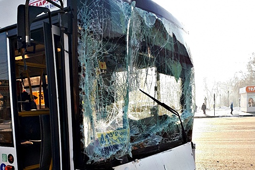 «Стекло испещрено паутиной»: в Самаре столкнулись грузовая «газель» и автобус