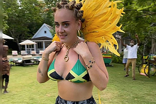 Адель оскорбила темнокожих фанатов снимком в бикини с флагом их страны