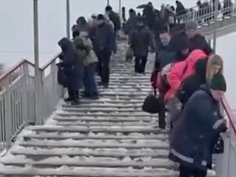 Лестницу на железнодорожной станции Шатура очистили от снега